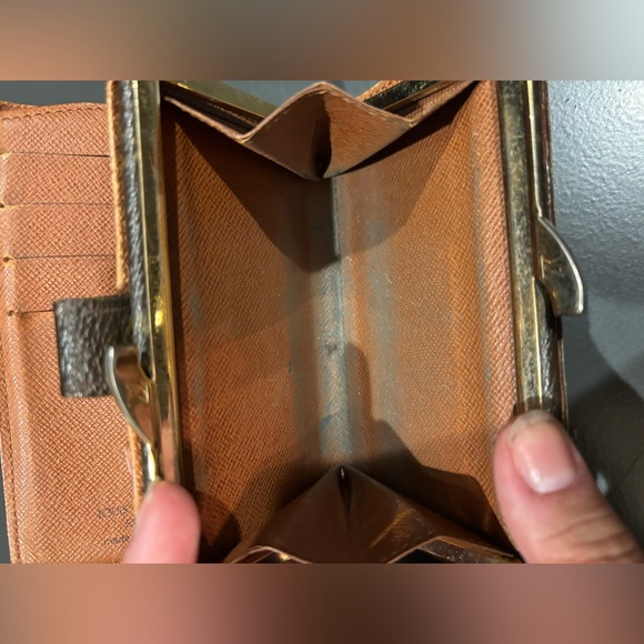 Louis Vuitton Kiss lock Wallet - Picture 6 of 7